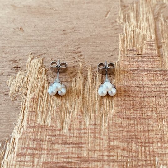 Boucles d'oreilles 3 mini perles blanches