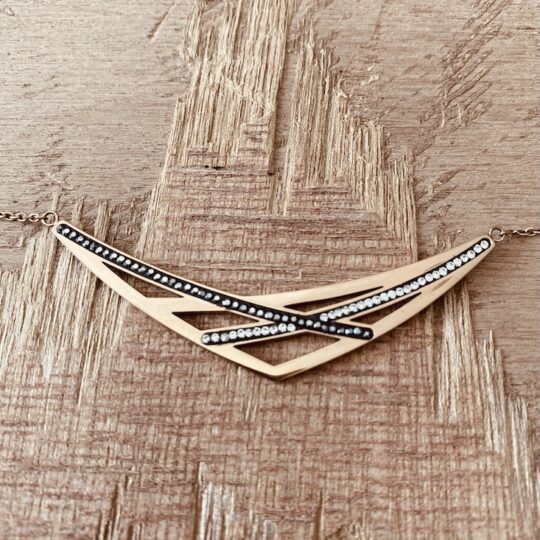 Collier entrecroisé