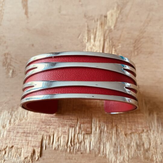 Manchette rigide cuir rouge