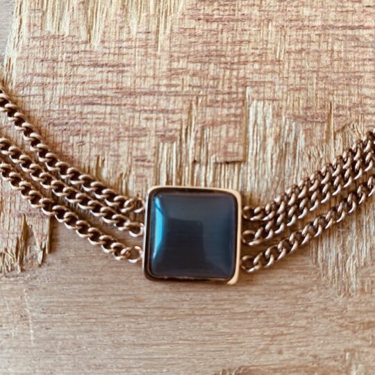 Collier pierre carrée couleur taupe