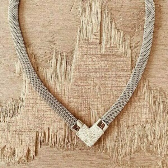 Collier Mesh forme "V"