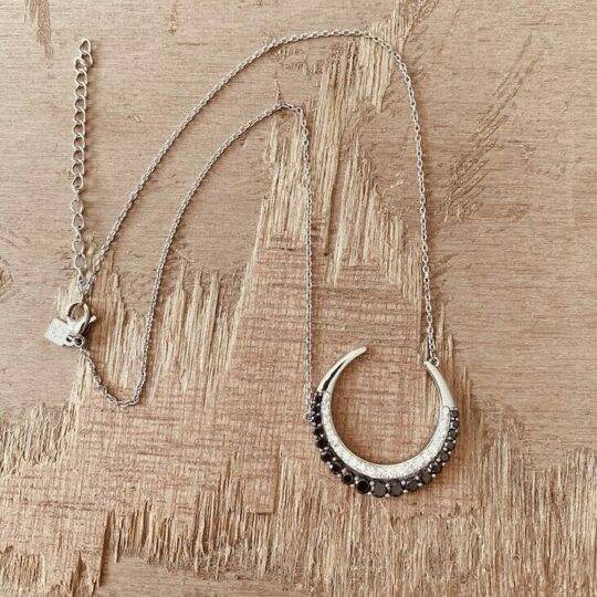Collier lune asymétrique strass noirs et blancs