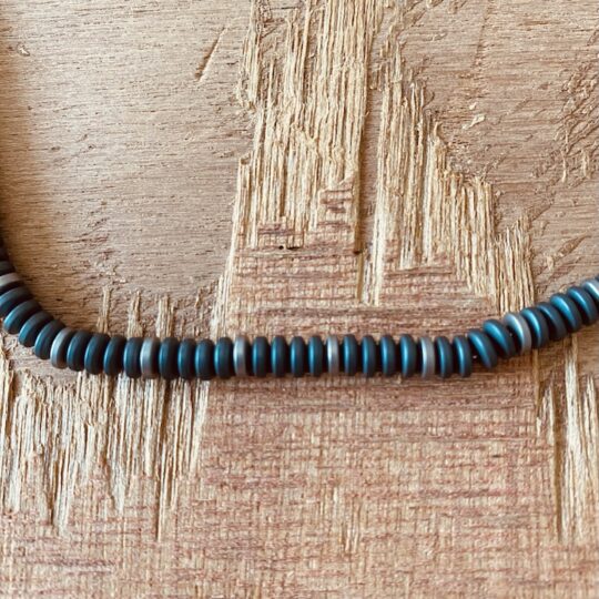 Collier perles rondes plates couleur carbone