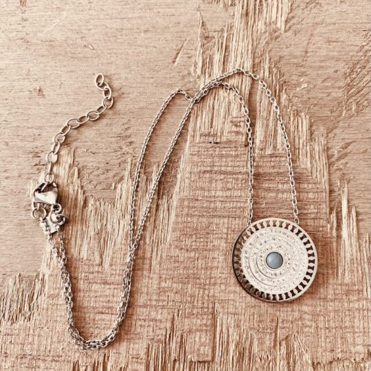 Collier rond cristal bleu et strass blancs
