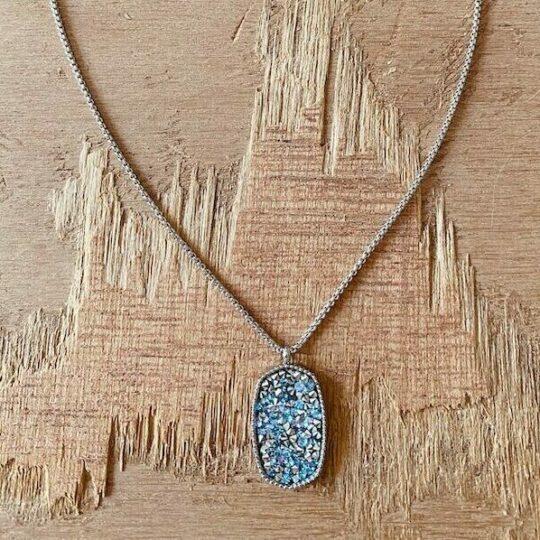 Collier hexagone cristaux bleus