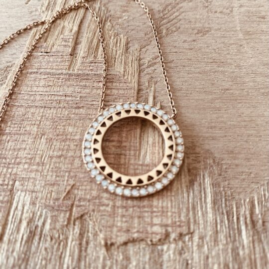 Collier cercle ouvert petites pierres blanches
