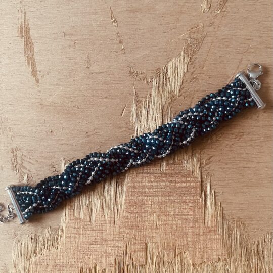 Bracelet tressé perles bleues et boules argentées