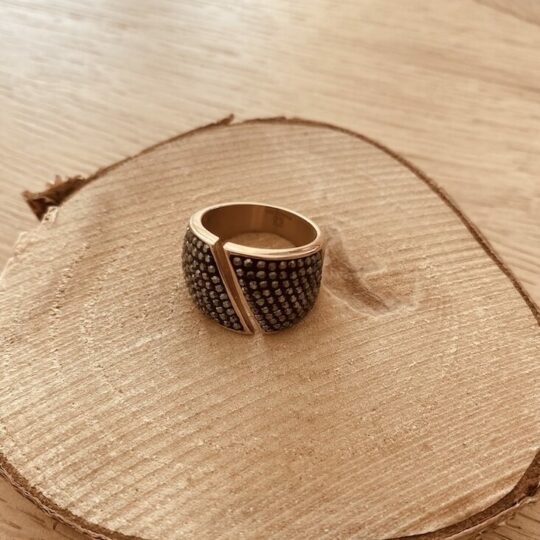 Bague large fendue pierres