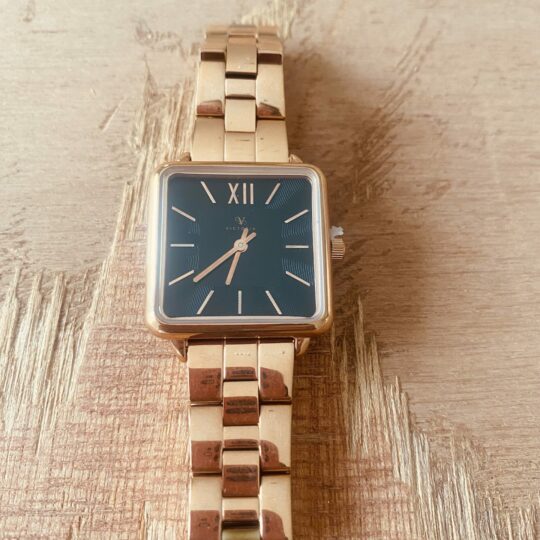 Montre cadran noir couleur or rose