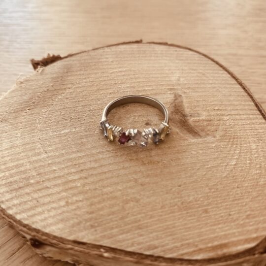 bague fine en acier ornée de pierres multicolores posé calina