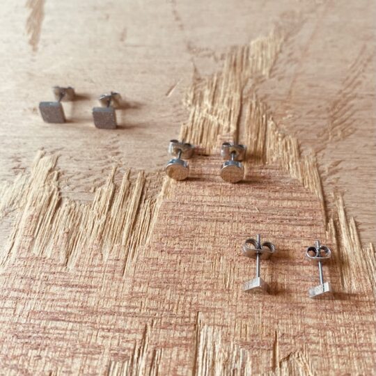 B. O. set de 3 paires forme carré sablé, triangle et cercle lisse