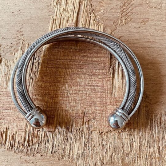 bracelet jonc argenté à trois anneaux entrelacés, lisses et maille texturée, posé