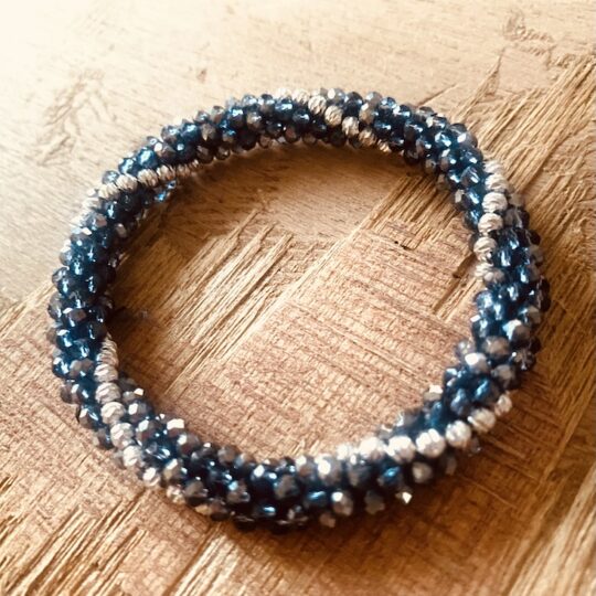Bracelet petites perles de couleurs bleues et argent