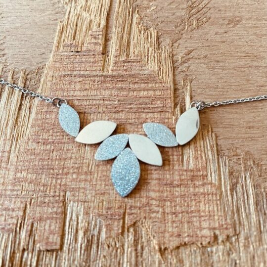 Collier 3 pétales lisses et sablés