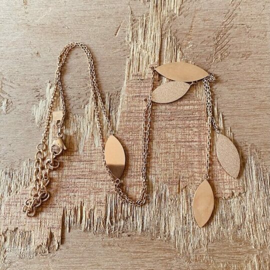 Collier Beverly pétales lisses et sablés