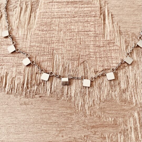 Collier minimaliste petits carrés lisses