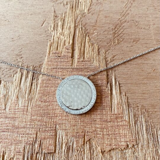 Collier acier rond martelé