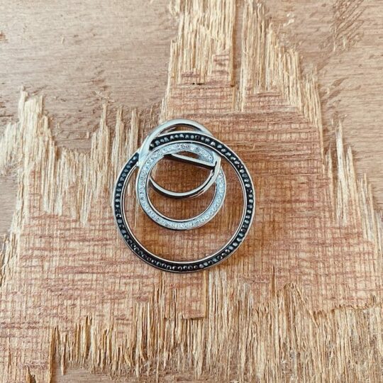 Pendentif cercles strass noirs et blancs