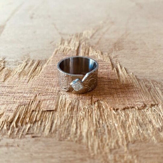 Bague martelée fendue