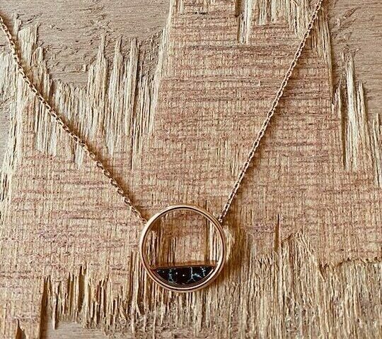 Collier cercle pierre noire marbrée