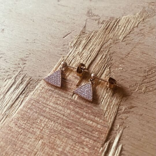 boucles oreilles triangles rose pale pose