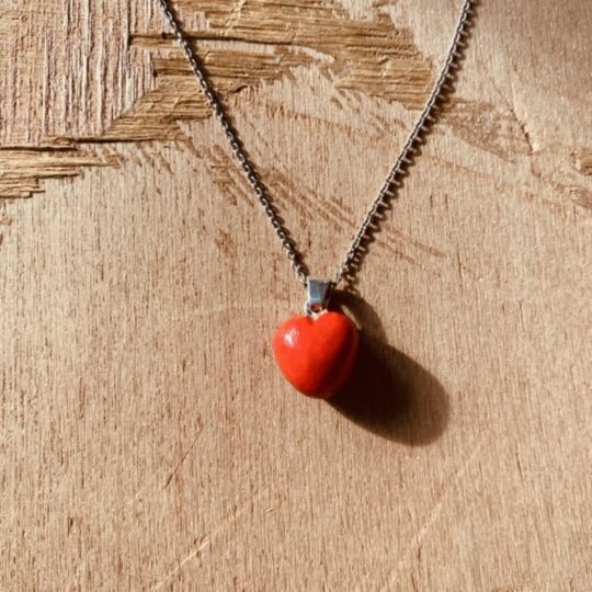 Pendentif coeur rouge en argile autodurcissante